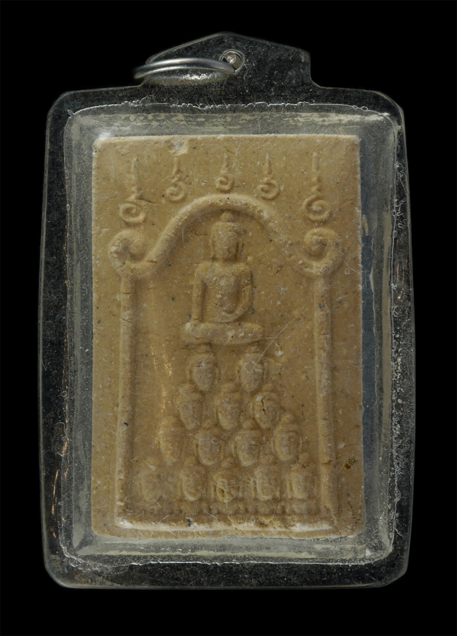 14Jul24 (228)p.jpg - พระผงพระพุทธนั้งยน 14 ศรีษะ หลังหลวงพ่อเกจินั้งบนหัวควาย ปี2539 เนื้อผงเก่า เลี่ยมเดิม ไม่ทราบที่  | https://kamulet.in.th